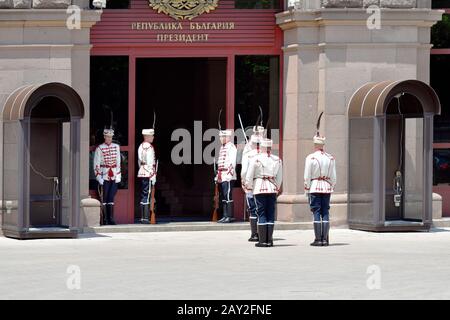 Sofia, Bulgaria - 16 giugno 2018: Cambio delle guardie di fronte all'edificio degli uffici dei presidenti Foto Stock