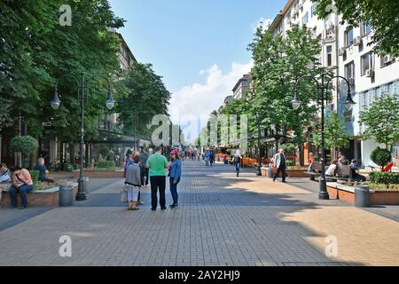 Sofia, Bulgaria - 16 giugno 2018: Persone non identificate su Vitosha Boulevard, la principale strada commerciale nel centro di Sofia Foto Stock