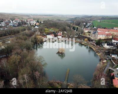 Gera, Germania. 14th Feb, 2020. Le anatre nuotano nello stagno di nuoto in tempo nuvoloso (colpo con un drone). Anche per i prossimi giorni cambiabili meteo è annunciato. Credito: Bodo Schackow/Dpa-Zentralbild/Dpa/Alamy Live News Foto Stock