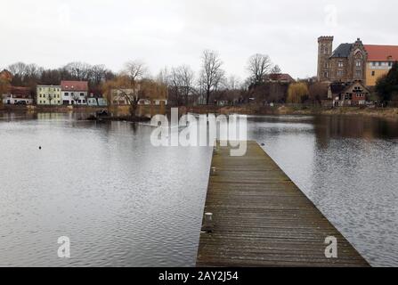 Gera, Germania. 14th Feb, 2020. Le anatre nuotano nello stagno di nuoto in tempo nuvoloso (colpo con un drone). Anche per i prossimi giorni cambiabili meteo è annunciato. Credito: Bodo Schackow/Dpa-Zentralbild/Dpa/Alamy Live News Foto Stock