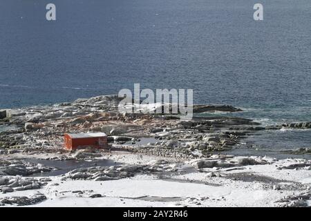 Abbandonata la stazione antartica su una delle isole vicine alla penisola antartica Foto Stock