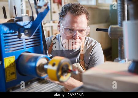 Carpentiere per la perforazione di legno con display laser in carpenteria Foto Stock