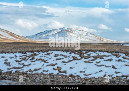 Incredibile paesaggio tibetano con montagne innevate Foto Stock