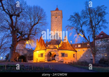 Porta della città occidentale e torre Burgturm e Stadttor nel centro storico medievale di Rothenburg ob der Tauber, Baviera, Germania meridionale Foto Stock