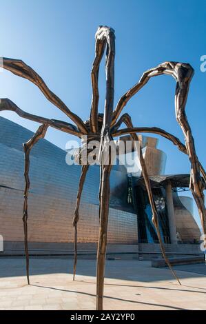 Il ragno scultura Maman di Louise Bourgeois. Museo Guggenheim Bilbao. Progettato da Canadian-American architetto Frank Gehry, Foto Stock