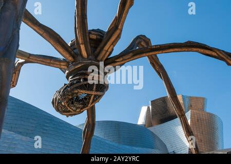 Il ragno scultura Maman di Louise Bourgeois. Museo Guggenheim Bilbao. Progettato da Canadian-American architetto Frank Gehry, Foto Stock