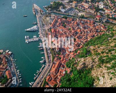 Veduta aerea della Baia di Cattaro, Boka. Città vecchia di Cattaro, fortificazioni. Turismo e navi da crociera. Montenegro Foto Stock