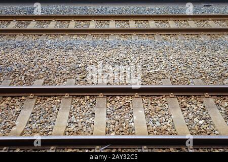 Due binari ferroviari paralleli Foto Stock