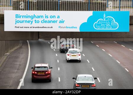 Un cartello Brumbreathes su Aston Express Way che porta nel centro di Birmingham. Birmingham opererà una zona di aria pulita dall'estate del 2020. Foto Stock