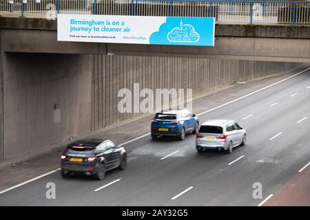 Un cartello Brumbreathes su Aston Express Way che porta nel centro di Birmingham. Birmingham opererà una zona di aria pulita dall'estate del 2020. Foto Stock