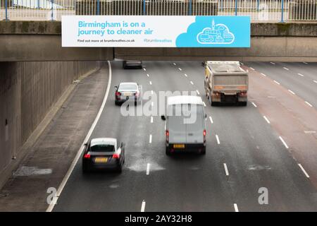 Un cartello Brumbreathes su Aston Express Way che porta nel centro di Birmingham. Birmingham opererà una zona di aria pulita dall'estate del 2020. Foto Stock