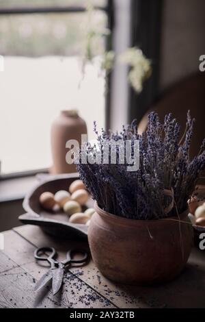 Fiori secchi di lavanda in vaso Foto Stock