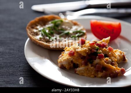 Uova strapazzate con prosciutto a dadini Foto Stock