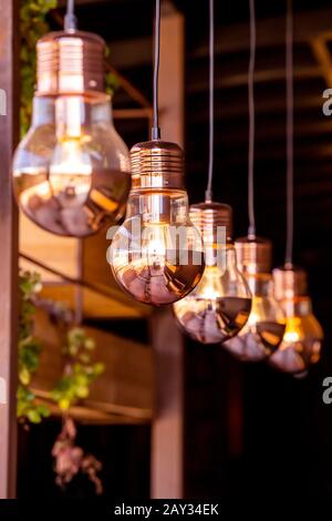 Lampade in rame appese al soffitto in interni moderni Foto Stock