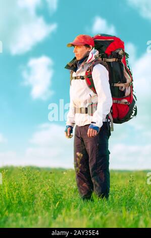 Escursionista con zaino in piedi nel campo Foto Stock