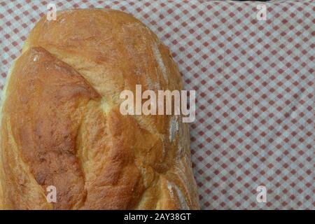 Pane. Una pagnotta di pane. Pane appena sfornato. Tovaglia. Delizioso. Cucina. Primo piano. Foto orizzontale Foto Stock