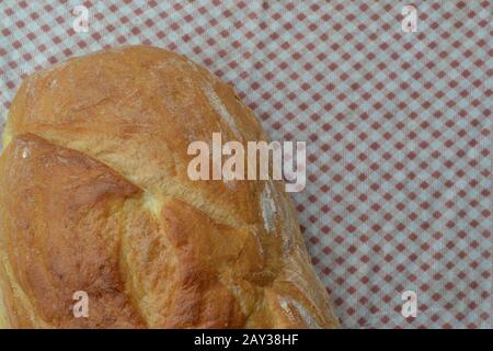 Pane. Una pagnotta di pane. Pane appena sfornato. Cibo. Cucina. Tovaglia. Delizioso. Foto orizzontale Foto Stock