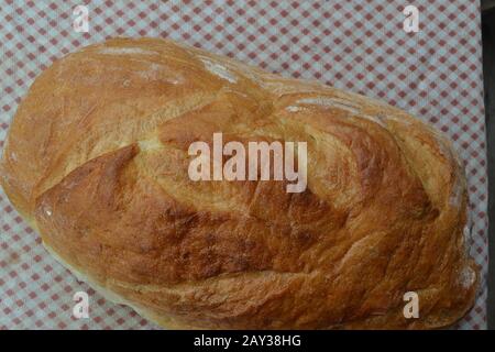 Pane. Una pagnotta di pane. Pane appena sfornato. Tovaglia. Delizioso. Cibo. Cucina. Foto orizzontale Foto Stock