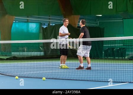 Uomini sul campo da tennis Foto Stock