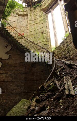 Scala a chiocciola del castello gotico abbandonato Crawford Priory Foto Stock