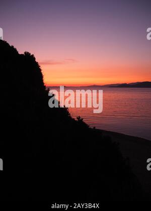 Località di viaggio in Francia, hyères Francia, località costiere e spiaggia, bella foto al tramonto Foto Stock