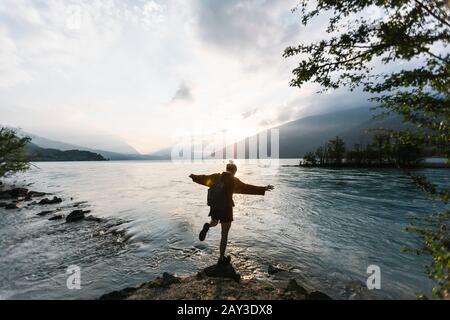 Donna al lago Foto Stock