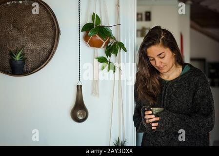 Donna che mantiene mug Foto Stock