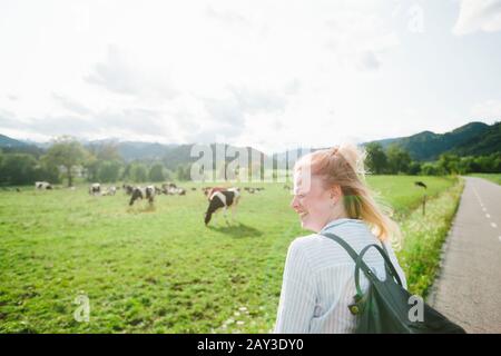 Donna felice che guarda lontano Foto Stock
