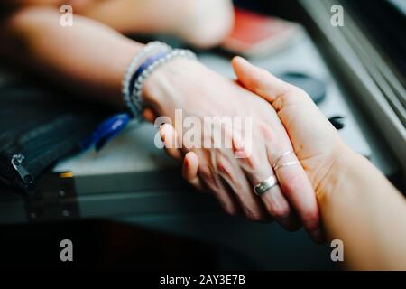 Handshake, close-up Foto Stock