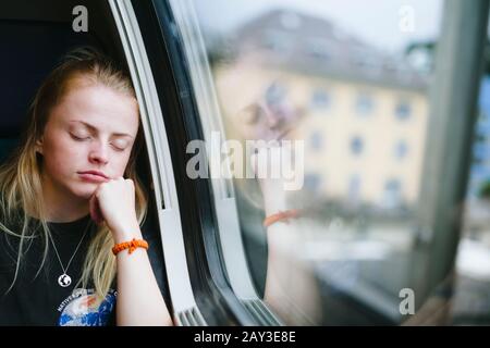 Donna che Dorme in treno Foto Stock