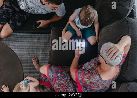 Nonna con nipote che usa il telefono cellulare Foto Stock