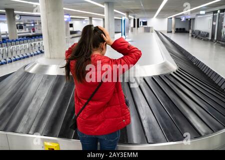 Disturbo Donna Ha Perso Il Bagaglio Durante Il Viaggio In Aereo Foto Stock