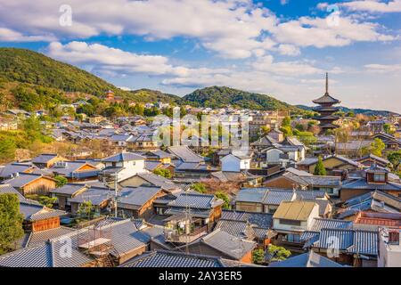 Kyoto, lo skyline della citta' vecchia del Giappone nel quartiere Higashiyama nel pomeriggio. Foto Stock