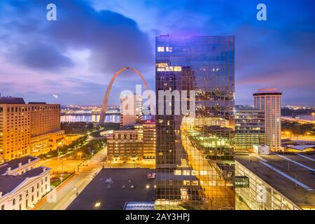 St. Louis, MO, USA, paesaggio urbano sul tetto al crepuscolo. Foto Stock