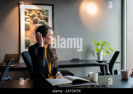 Imprenditrice in sala riunioni Foto Stock