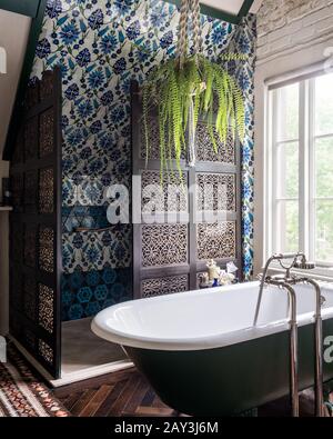 Immagini Stock - Elegante Bagno In Stile Orientale Con Decorazioni Laccate  Nere, Una Vasca A Forma Di Barca E Pouf In Pelle Con Tappeto Blu Accento,  Rendering 3d. Image 70446775