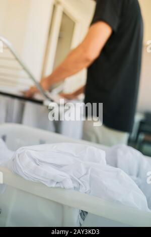 Pieghevole stendibiancheria stendino su vasca da bagno Foto stock - Alamy