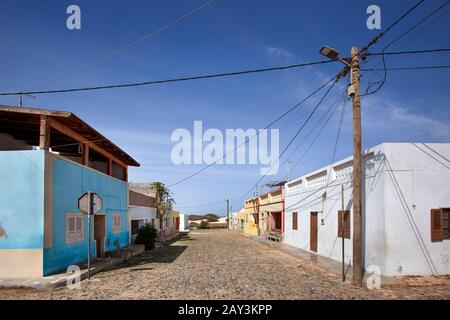 Strada con case colorate a Bofareira sull'isola Boa Vista di Capo Verde Foto Stock