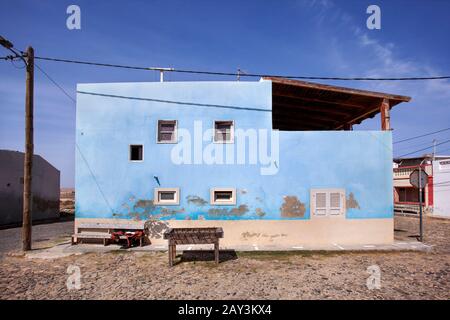 Vecchio tavolo da calcio di fronte a una casa blu a Bofareira sull'isola Boa Vista di Capo Verde Foto Stock