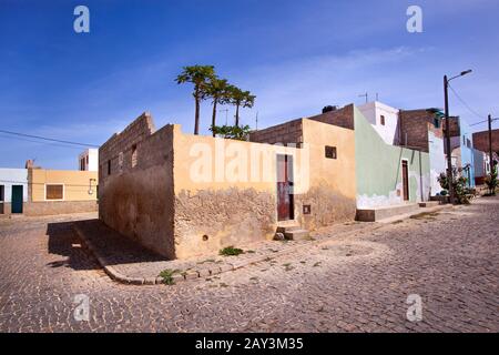 Angolo di una strada lastricata con case colorate a Bofareira sull'isola Boa Vista di Capo Verde in Africa Foto Stock