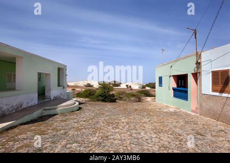 Case colorate alla fine di una strada lastricata a Bofareira sull'isola Boa Vista di Capo Verde in Africa Foto Stock