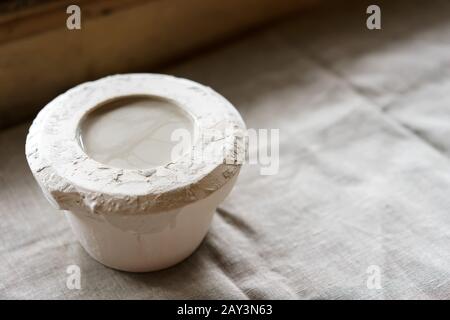 Stampo per il colaggio di prodotti di argilla con una miscela all'interno. Foto Stock