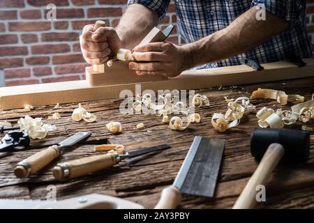 Falegname Con Jack-Plane E Vari Strumenti Dal Toolkit Foto Stock