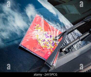 Sorpresa romantica. Carta San Valentino fatta in casa, 'ti amo a pezzi', posta sotto i panni di un parabrezza per auto, Nottinghamshire, Inghilterra, Regno Unito Foto Stock
