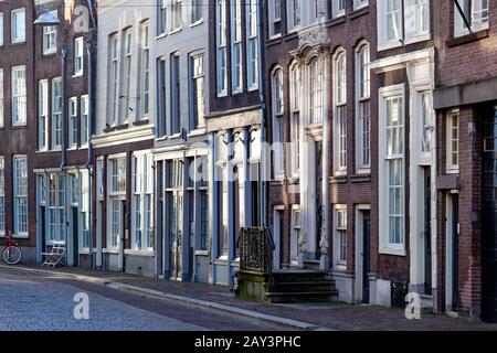 Strada con edifici storici in Dordrecht nei Paesi Bassi Foto Stock