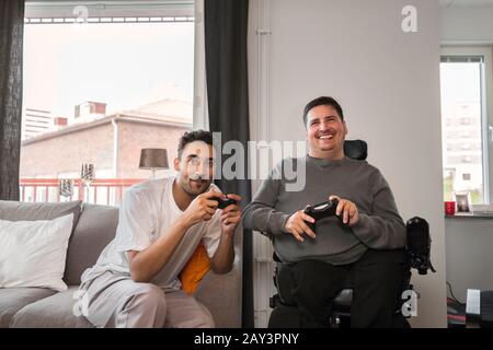 Gli uomini la riproduzione di video giochi Foto Stock