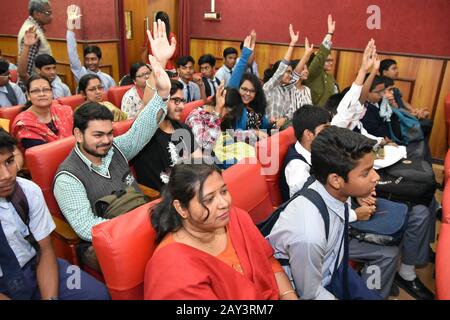 Calcutta, India. 14th Feb, 2020. Pubblico, principalmente studenti scolastici alle discussioni interattive su 'Contenente Il Romanzo Coronavirus' che è stato organizzato dal Birla Industrial & Technological Museum (BITM), Govt. Of India, dopo il recente Romanzo Coronavirus (2019-nCoV) focolaio in Cina. (Foto Di Biswarup Ganguly/Pacific Press) Credito: Pacific Press Agency/Alamy Live News Foto Stock