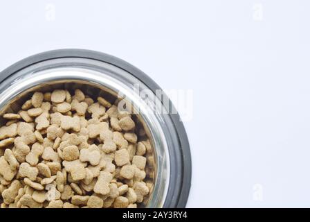 alimenti per cani in ciotola circolare inox su sfondo bianco Foto Stock