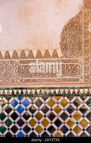 Piastrelle dell'Alhambra in dettaglio sulle pareti a mosaico nel cortile dei Myrtles al palazzo dell'Alhambra, Granada, Andalusia, Spagna nel mese di febbraio Foto Stock