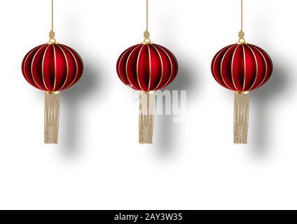 Lanterne rosse pendenti cinesi realistiche isolate su sfondo bianco. Vettore Illustrazione Vettoriale